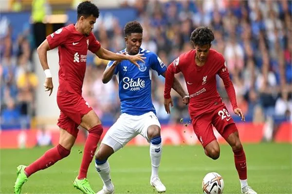 موعد مباراة إيفرتون ضد ليفربول في الدوري الأنجليزي والقنوات الناقلة